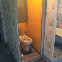 Туалет и ванная до ремонта - демонтированы полы, двери и плитка